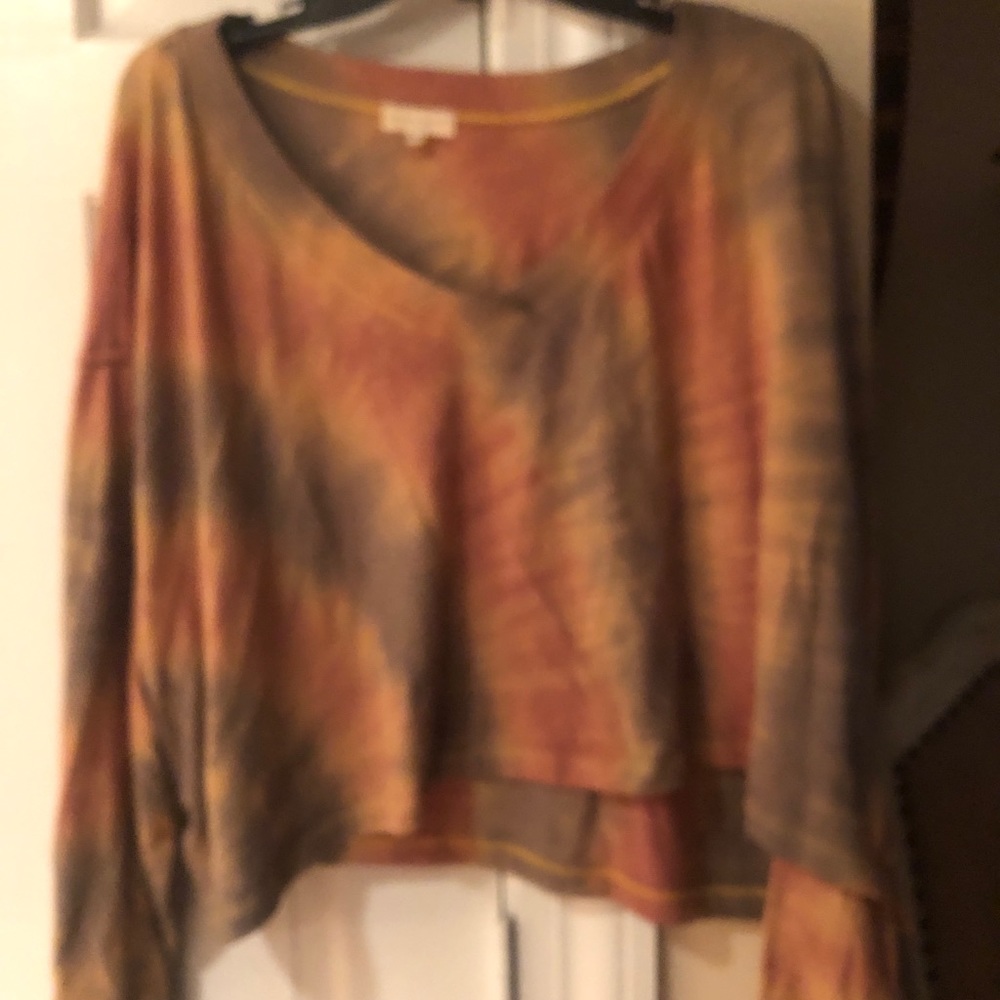 2 tops from BUCKLE. Gilded Intent & BKE. Size M &. XL